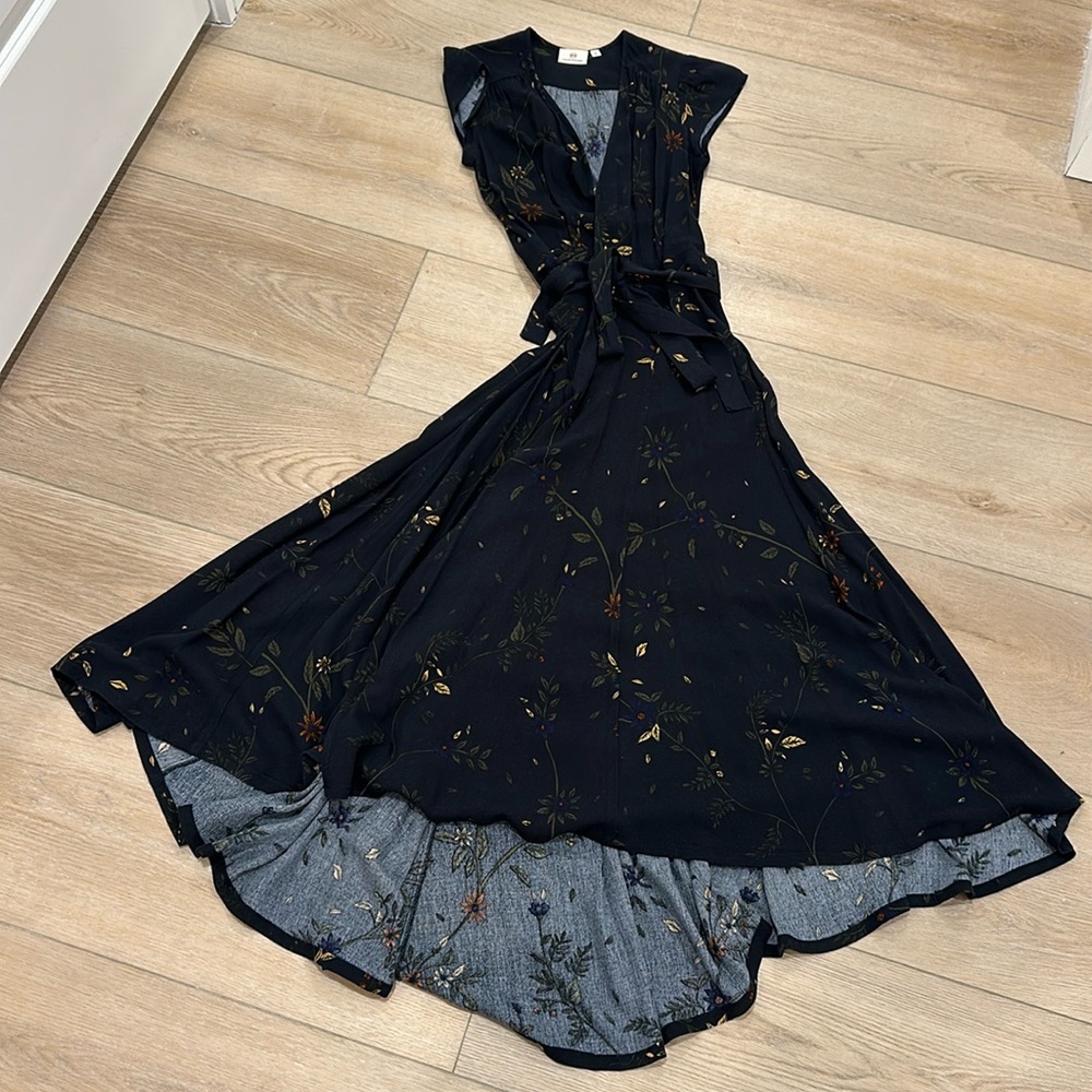 Like new Women’s AG wrap dress size xs cap sleeve, mid calf length in front.